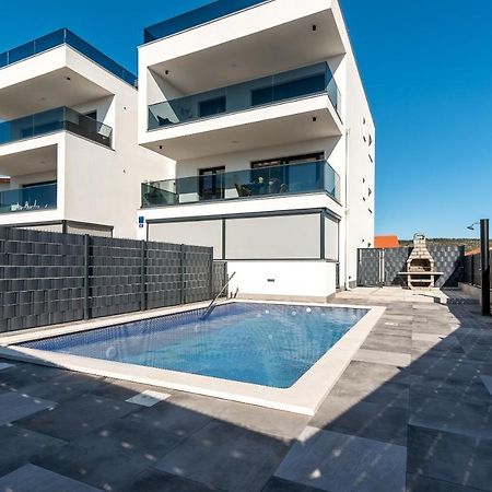 Poolside 2 Bedroom Ap. Mare Trogir Bagian luar foto