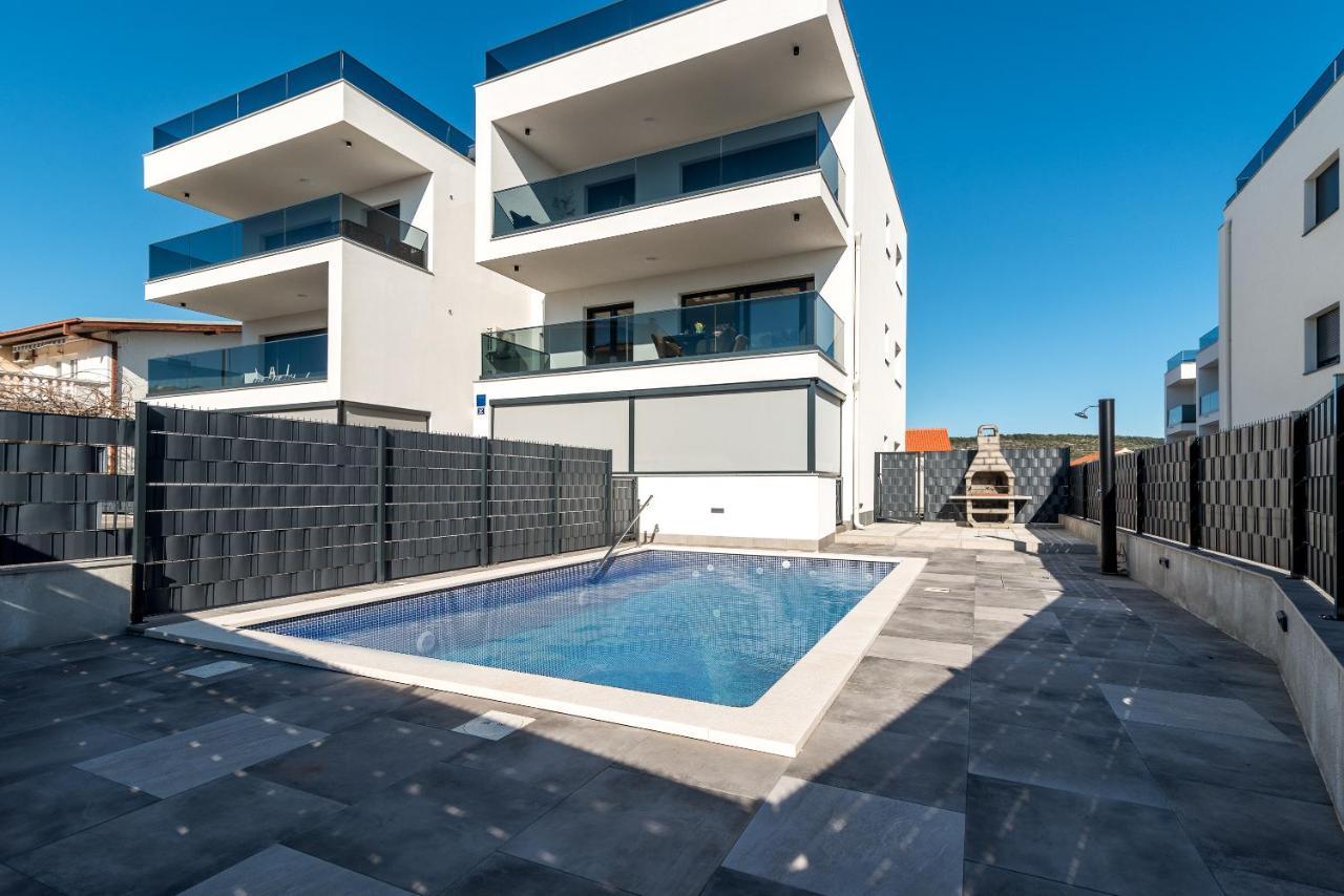 Poolside 2 Bedroom Ap. Mare Trogir Bagian luar foto