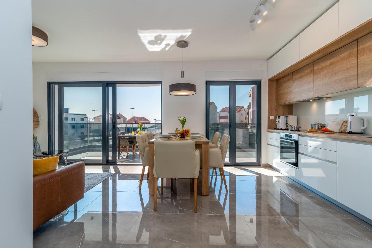 Poolside 2 Bedroom Ap. Mare Trogir Bagian luar foto