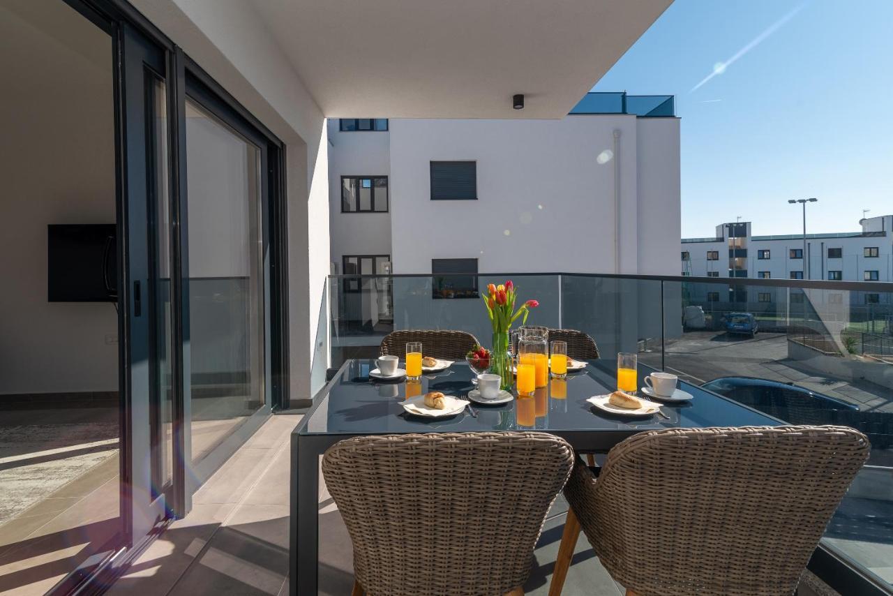 Poolside 2 Bedroom Ap. Mare Trogir Bagian luar foto