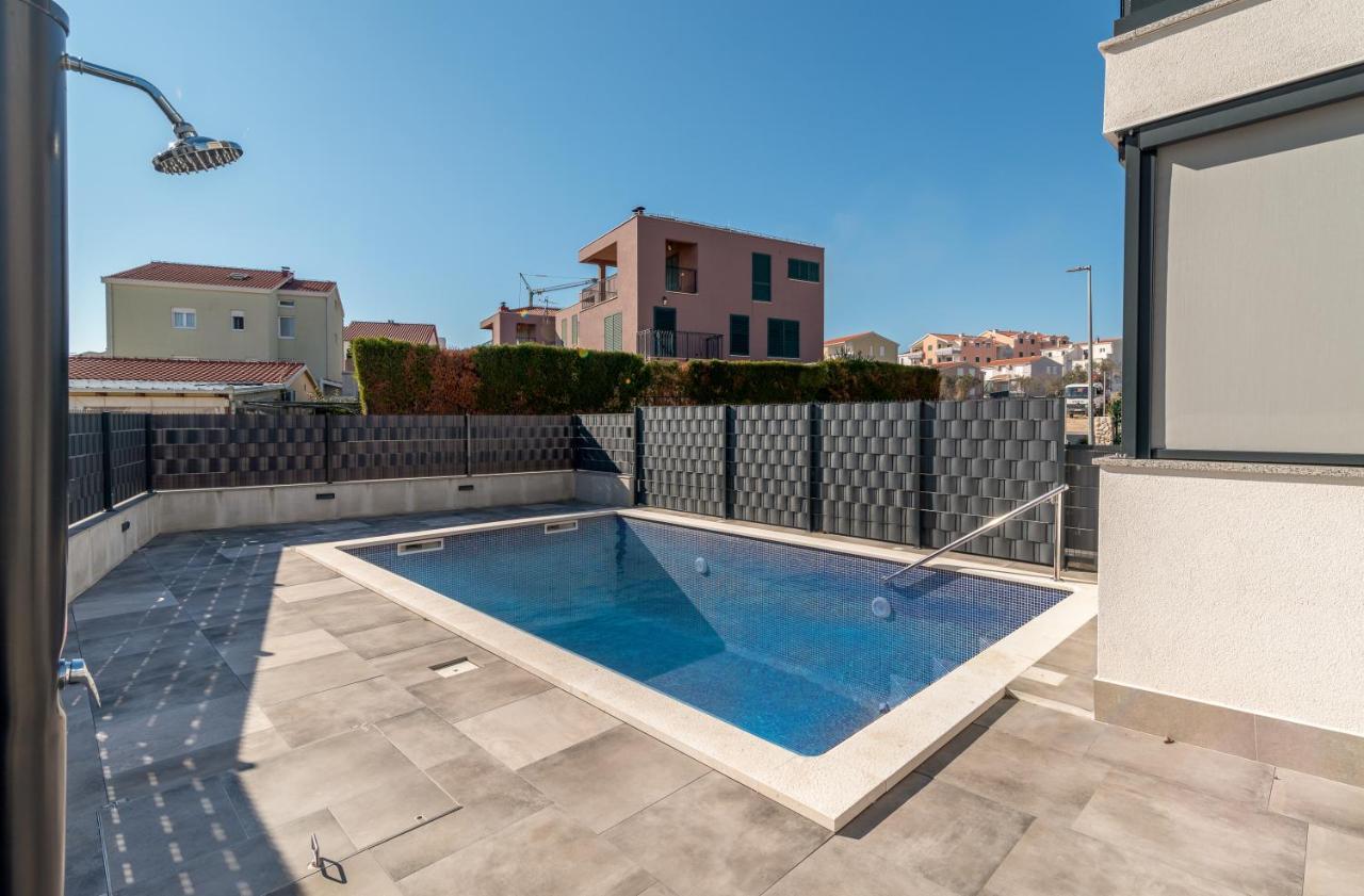 Poolside 2 Bedroom Ap. Mare Trogir Bagian luar foto