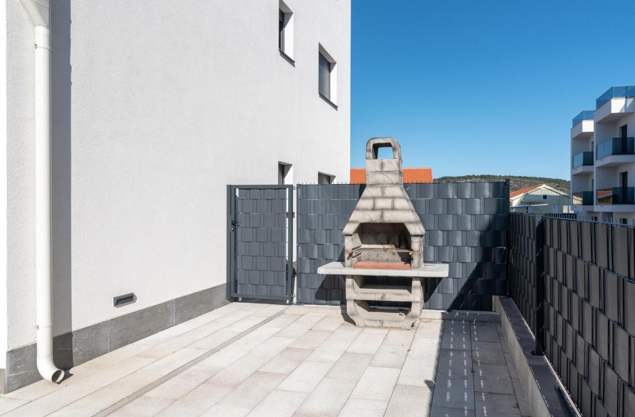 Poolside 2 Bedroom Ap. Mare Trogir Bagian luar foto