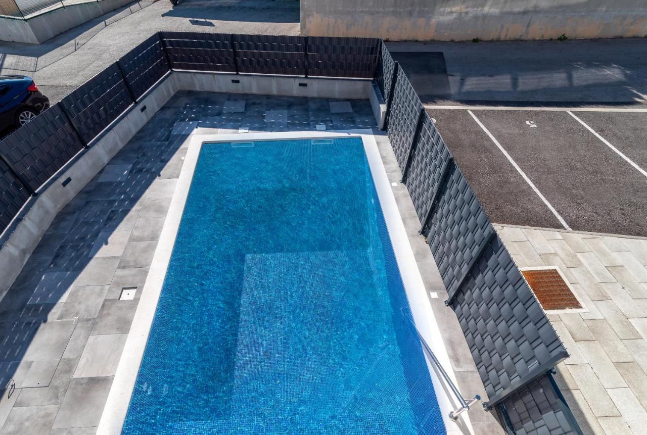 Poolside 2 Bedroom Ap. Mare Trogir Bagian luar foto