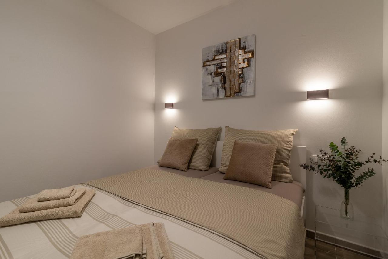 Poolside 2 Bedroom Ap. Mare Trogir Bagian luar foto