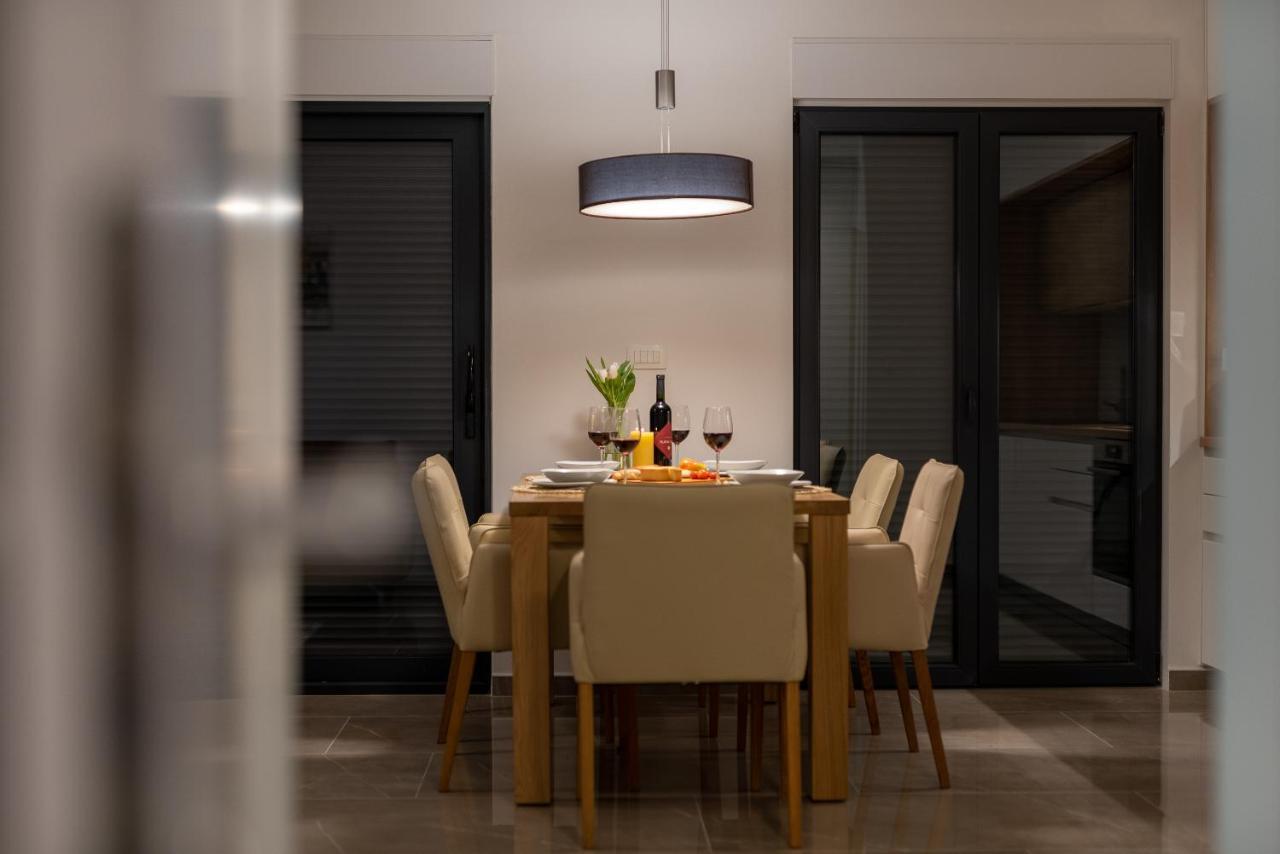Poolside 2 Bedroom Ap. Mare Trogir Bagian luar foto