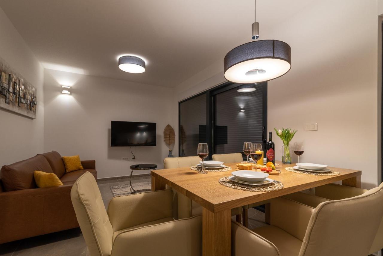 Poolside 2 Bedroom Ap. Mare Trogir Bagian luar foto