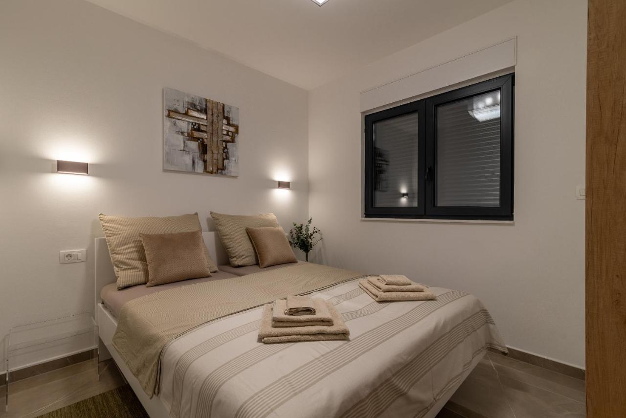 Poolside 2 Bedroom Ap. Mare Trogir Bagian luar foto