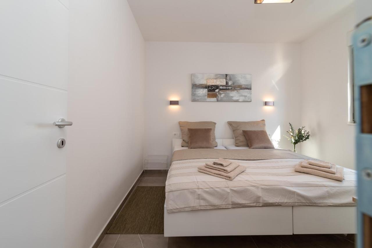 Poolside 2 Bedroom Ap. Mare Trogir Bagian luar foto