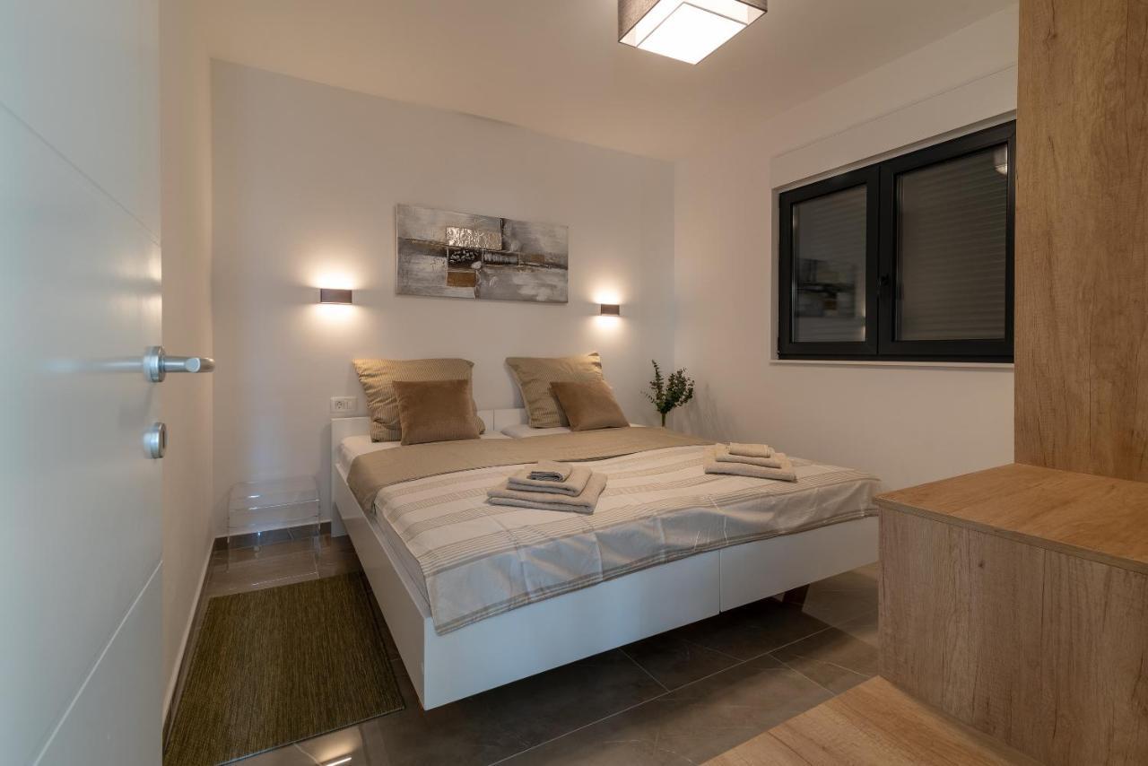 Poolside 2 Bedroom Ap. Mare Trogir Bagian luar foto