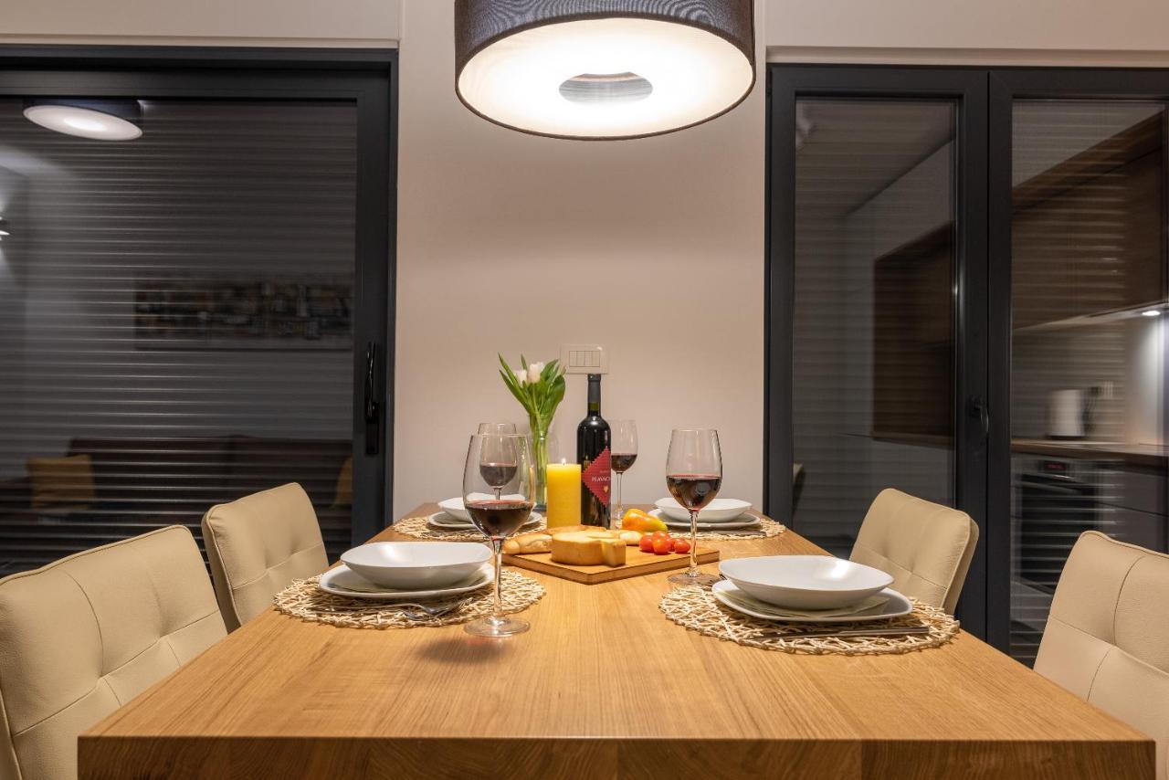 Poolside 2 Bedroom Ap. Mare Trogir Bagian luar foto