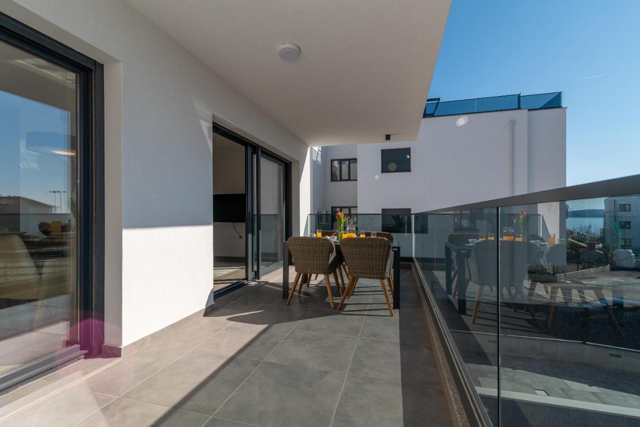 Poolside 2 Bedroom Ap. Mare Trogir Bagian luar foto