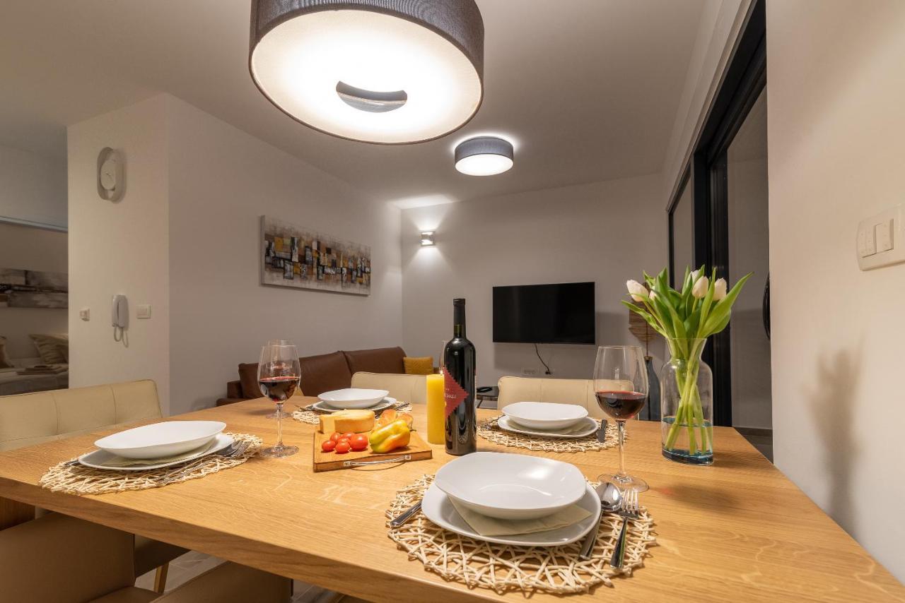 Poolside 2 Bedroom Ap. Mare Trogir Bagian luar foto