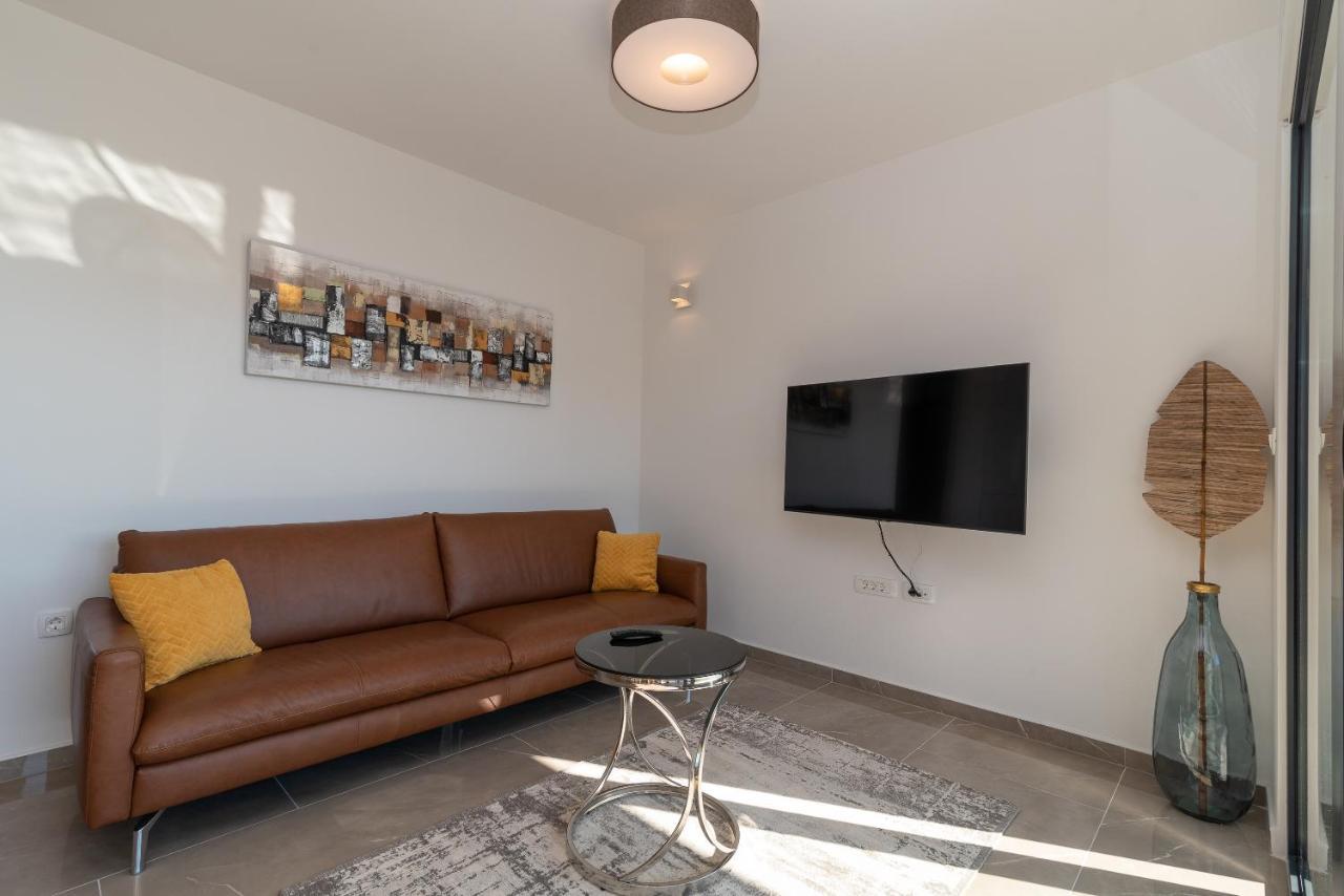 Poolside 2 Bedroom Ap. Mare Trogir Bagian luar foto