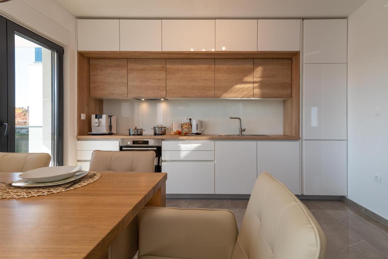 Poolside 2 Bedroom Ap. Mare Trogir Bagian luar foto