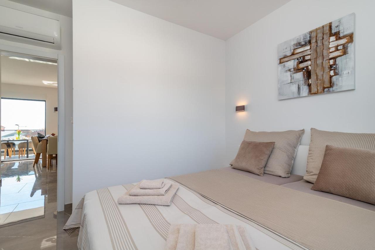 Poolside 2 Bedroom Ap. Mare Trogir Bagian luar foto