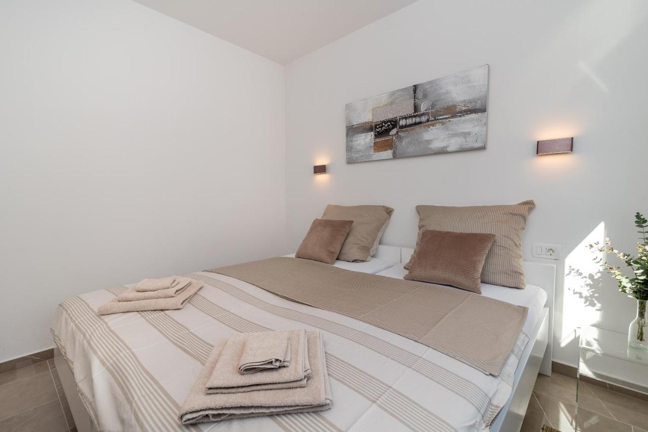 Poolside 2 Bedroom Ap. Mare Trogir Bagian luar foto