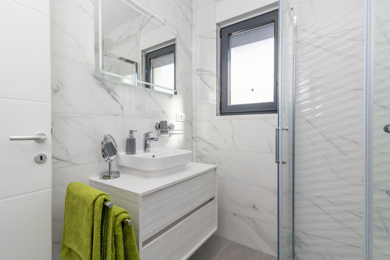 Poolside 2 Bedroom Ap. Mare Trogir Bagian luar foto