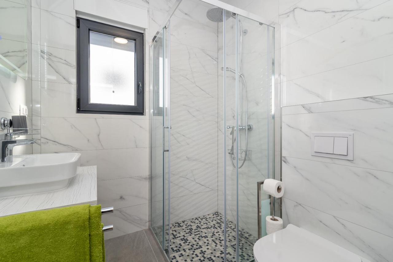 Poolside 2 Bedroom Ap. Mare Trogir Bagian luar foto