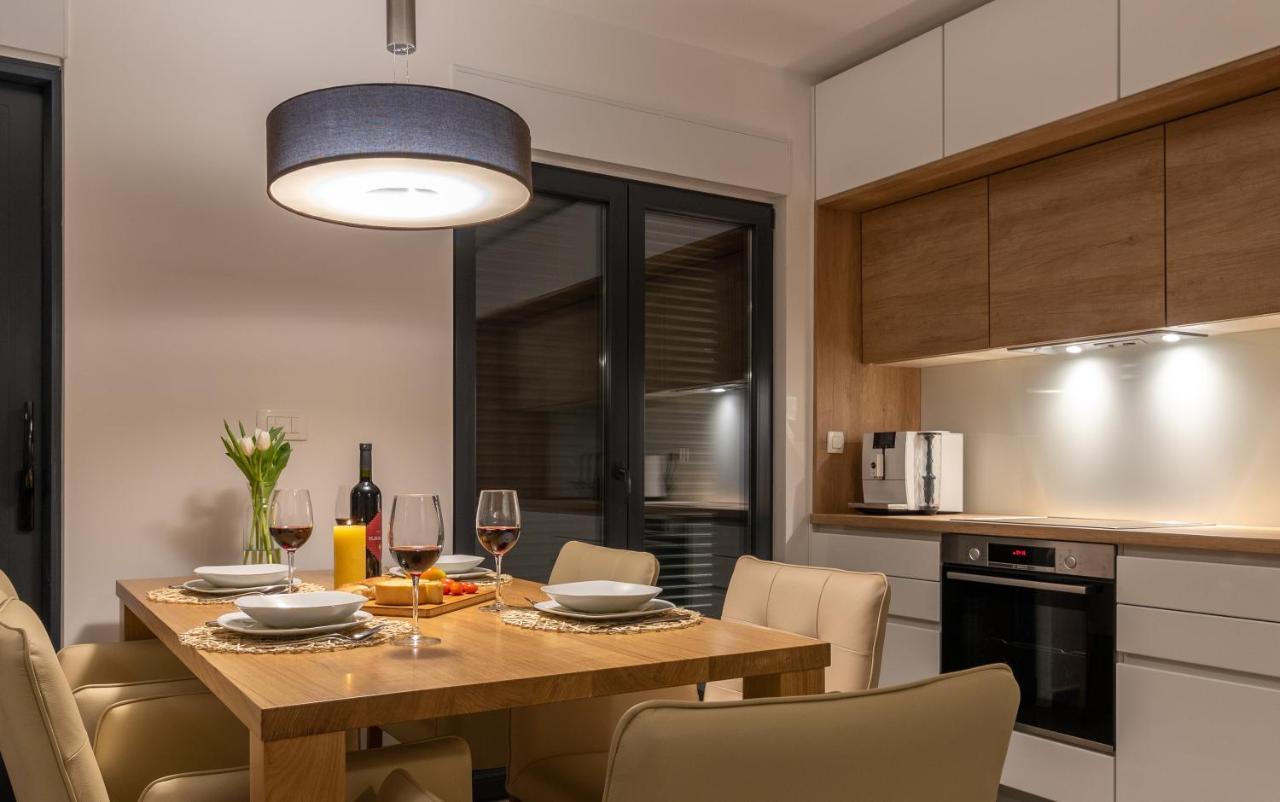 Poolside 2 Bedroom Ap. Mare Trogir Bagian luar foto