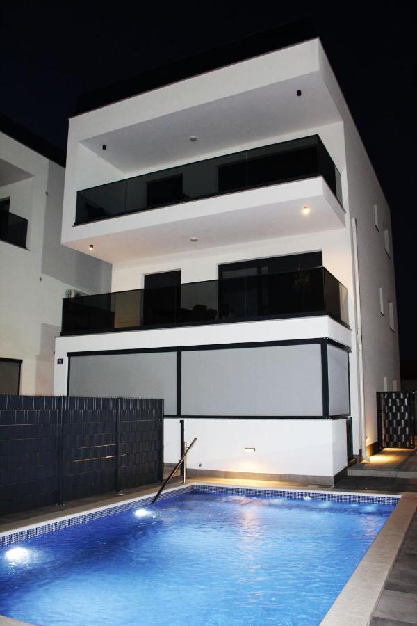 Poolside 2 Bedroom Ap. Mare Trogir Bagian luar foto