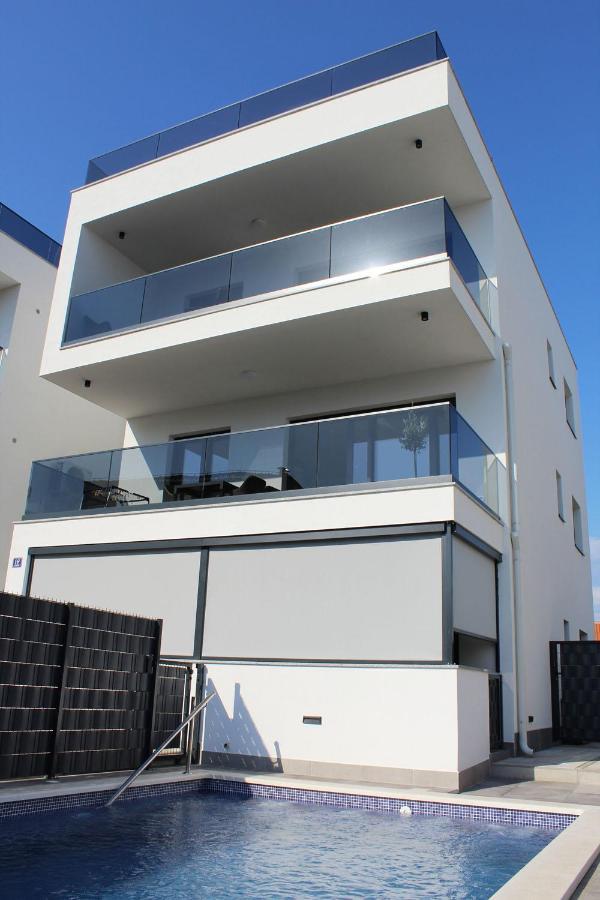 Poolside 2 Bedroom Ap. Mare Trogir Bagian luar foto