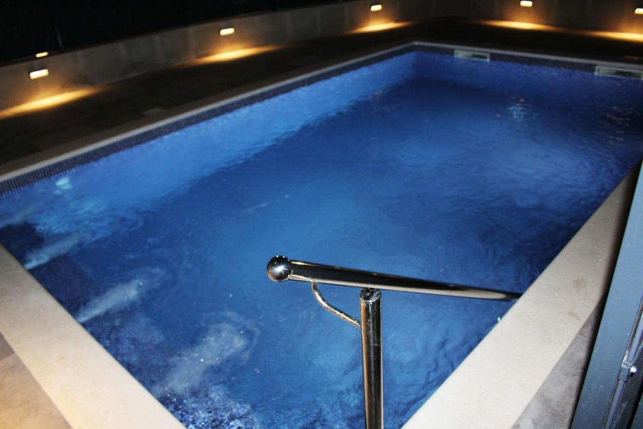 Poolside 2 Bedroom Ap. Mare Trogir Bagian luar foto